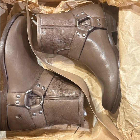 NWT Frye "Phillip" Harness Grey Brown Short Boots 6.5 - Picture 6 of 7